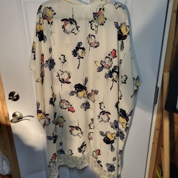 Maurices long‎ length floral kimono with embroidered lace and crochet fringe - Picture 8 of 9